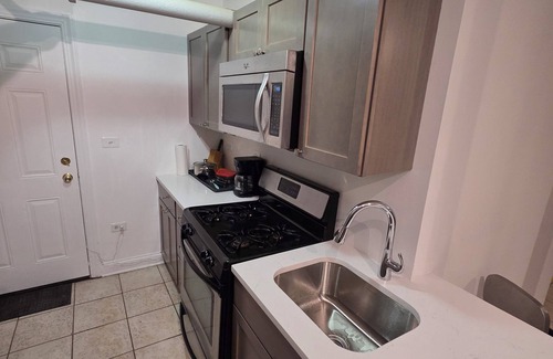 Jackson Park Highlands Apartment | Peaceful place Great location food markets transportation downtown lake Michigan