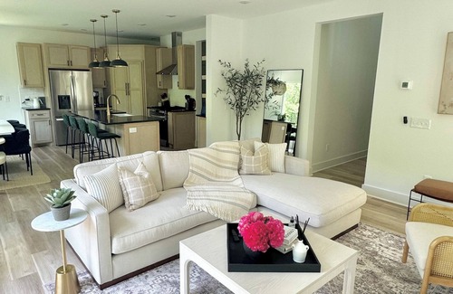 Lancaster House | Peaceful place to recharge, within steps to Center Hill Lake!
