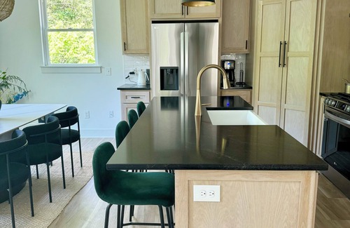 Lancaster House | Peaceful place to recharge, within steps to Center Hill Lake!