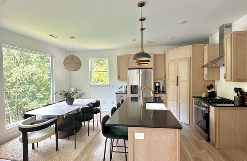 Lancaster House | Peaceful place to recharge, within steps to Center Hill Lake!