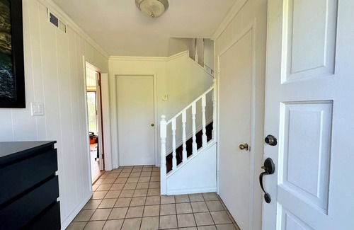 Richmond House | Peaceful place with Living Room, Kitchen and Washing Machine near Airport & Mall