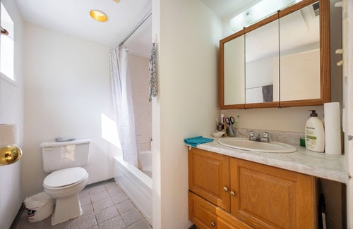 Richmond House | Peaceful place with Living Room, Kitchen and Washing Machine near Airport & Mall