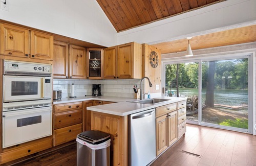 Irons Cottage | Peaceful Pointe-Hot Springs Hot Tub Big Bass Lake