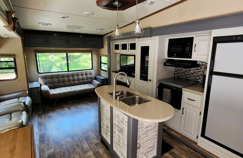 Cedar Ridge House | Peaceful Pond Retreat - Waterfront Camper Glamping