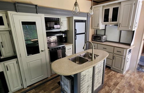 Cedar Ridge House | Peaceful Pond Retreat - Waterfront Camper Glamping