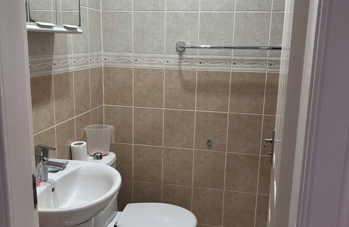 Longcroft House | Peaceful private entrance, local bus stop with town link.
