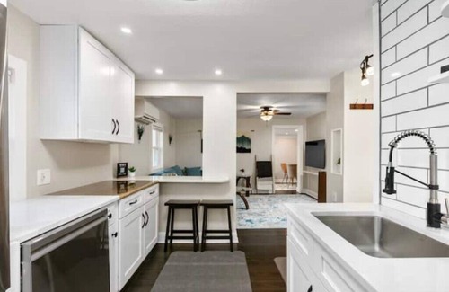 Fletcher Apartment | Peaceful Private Lane, Minutes to Airport, Modern & Cozy