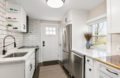 Fletcher Apartment | Peaceful Private Lane, Minutes to Airport, Modern & Cozy
