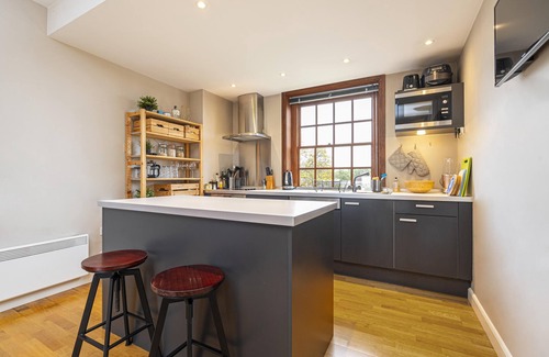 West Hill Apartment | Peaceful Putney apartment by UnderTheDoormat