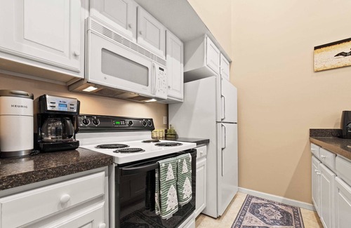 Bellaire Condo | Peaceful, Pvt Pool, Beach Lk Bellaire, Golf, Bike
