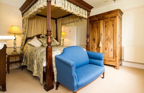 Ross-on-Wye Apartment | Peaceful Quality 2 bedroom/2 bathroom Country House Apartment:beautiful garden