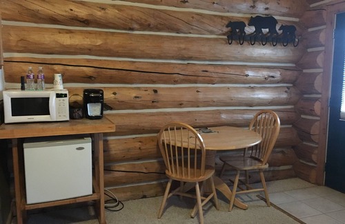 Rigby Cabin | Peaceful & Quiet 2Q Log Cabin w 3/4 Bath and Kitchenette