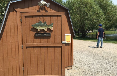 Rigby Cabin | Peaceful & Quiet 2Q Log Cabin w 3/4 Bath and Kitchenette