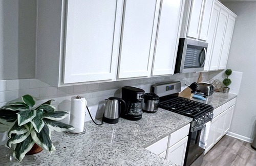 Anna House | Peaceful Quiet Clean Suite Private in a house attached full bathroom.