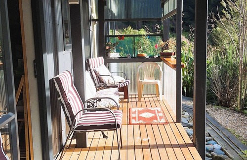 Waikawa House | Peaceful quiet environment; 6 minutes to Picton; close to marinas; pet friendly.