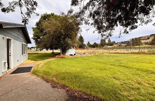 Terrebonne House | Peaceful Ranch Stay – Horse Stalls, Sunset Views & Country Comfort
