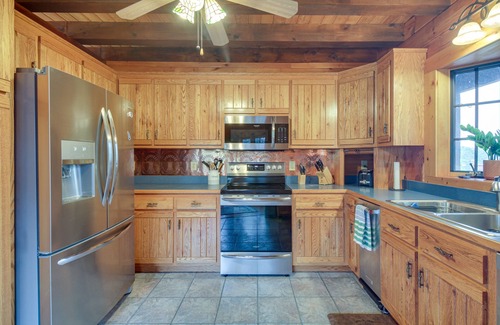 Spottswood Cottage | Peaceful Raphine Cottage w/Deck & Fireplace!