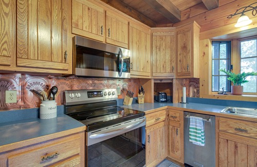 Spottswood Cottage | Peaceful Raphine Cottage w/Deck & Fireplace!