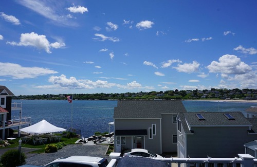 Bonnet Shores House | Peaceful, relaxing & beachy with sounds of the ocean, just a stone's throw away