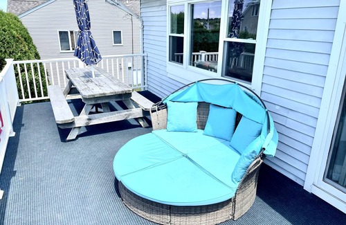 Bonnet Shores House | Peaceful, relaxing & beachy with sounds of the ocean, just a stone's throw away