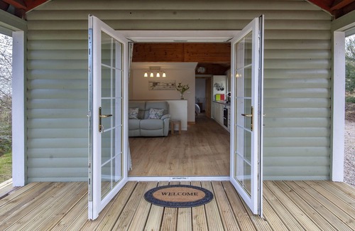 Elgin Cabin | Peaceful, relaxing lodge for 2 set in countryside