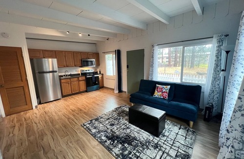 Rancho Bijou Apartment | Peaceful Remodeled cottage Ski Retreat 5 min to heavenly, restaurants, casino