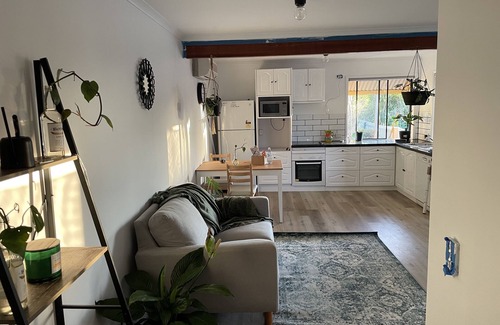 Sinnamon Park Apartment | Peaceful Renovated Unit