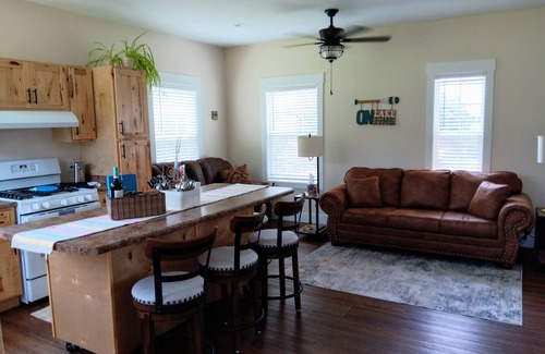 Bronston House | Peaceful rental near Conley Bottom & Burnside