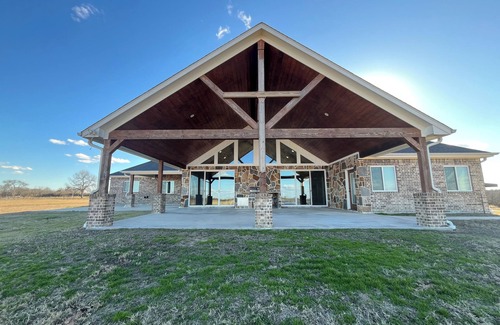 Klondike Villa | Peaceful Retreat with Spectacular Views near charming Sulphur Springs TX