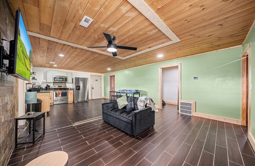 Crossville Cabin | Peaceful Retreat 1 bedroom full kitchen Only 15 min from town Crossville