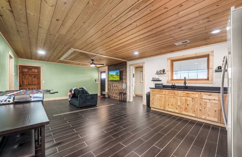 Crossville Cabin | Peaceful Retreat 1 bedroom full kitchen Only 15 min from town Crossville