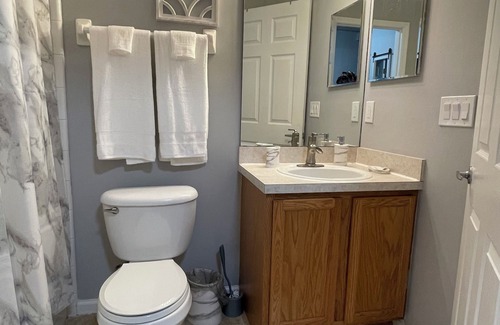 Arlington House | Peaceful Retreat 9 min to Stadium 14 min to the Beach