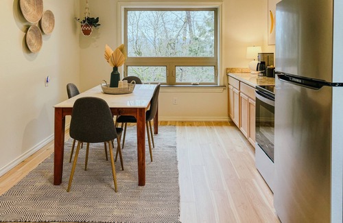 Carver House | Peaceful retreat backed up to Oxbow Park
