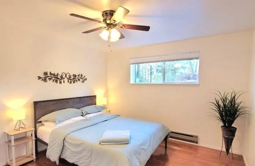 South Juanita House | Peaceful retreat, entire guest suite - 5 min from beach park!