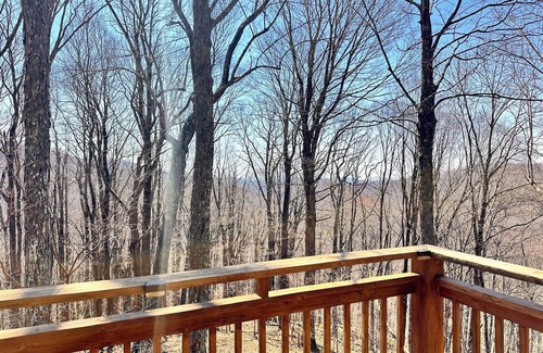 Wolf Laurel House | Peaceful Retreat, hot tub, fireplace, fire pit, close to Hatley Pointe!
