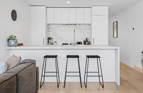 Glen Iris Apartment | Peaceful Retreat in Leafy inner-city suburb