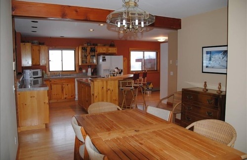 Hailey House | Peaceful Retreat Minutes from Skiing. Views, Spacious,Trails