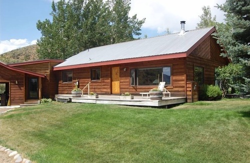 Hailey House | Peaceful Retreat Minutes from Skiing. Views, Spacious,Trails