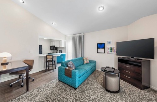 Chatsworth Hotel | Peaceful Retreat Near Van Nuys Golf Course w/Poolside Views - 4 Units