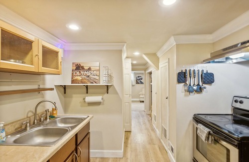 Bryn Mawr-Skyway House | Peaceful Retreat Near Parks & Lake 2 Bedroom Home by RedAwning