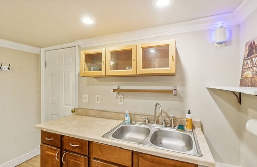 Bryn Mawr-Skyway House | Peaceful Retreat Near Parks & Lake 2 Bedroom Home by RedAwning