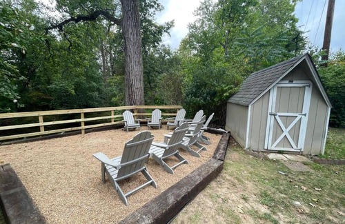 Edinburg House | Peaceful Retreat on Creekside