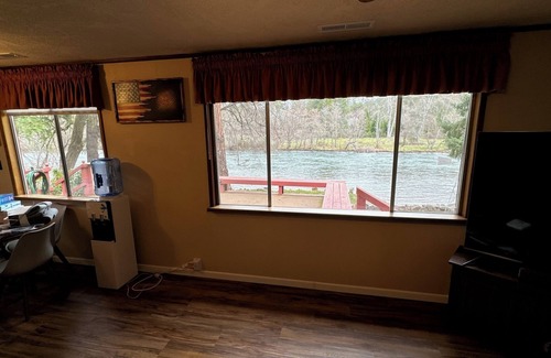 Shady Cove House | Peaceful Retreat on the Rogue River