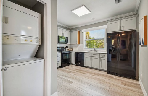 Old Southeast Apartment | Peaceful retreat only a mile from DT St Pete and 2 blocks to Tampa Bay!