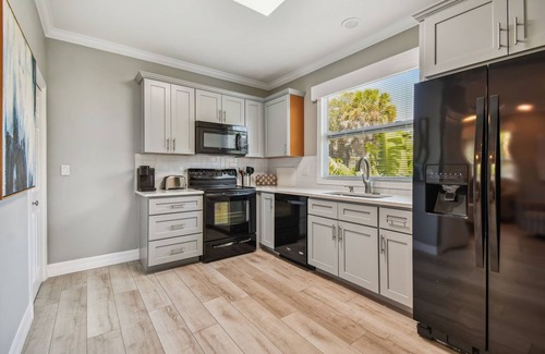 Old Southeast Apartment | Peaceful retreat only a mile from DT St Pete and 2 blocks to Tampa Bay!