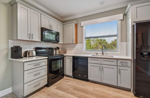 Old Southeast Apartment | Peaceful retreat only a mile from DT St Pete and 2 blocks to Tampa Bay!