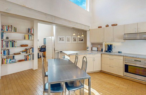 La Tierra House | Peaceful retreat with tons of privacy, patio, gas fireplace & wood burning stove