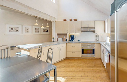 La Tierra House | Peaceful retreat with tons of privacy, patio, gas fireplace & wood burning stove
