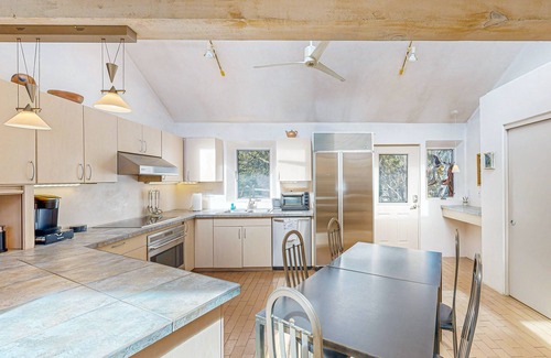 La Tierra House | Peaceful retreat with tons of privacy, patio, gas fireplace & wood burning stove