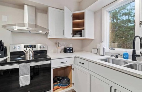 Hobart House | Peaceful Retreat - Wooded Lot - Spacious and Comfy